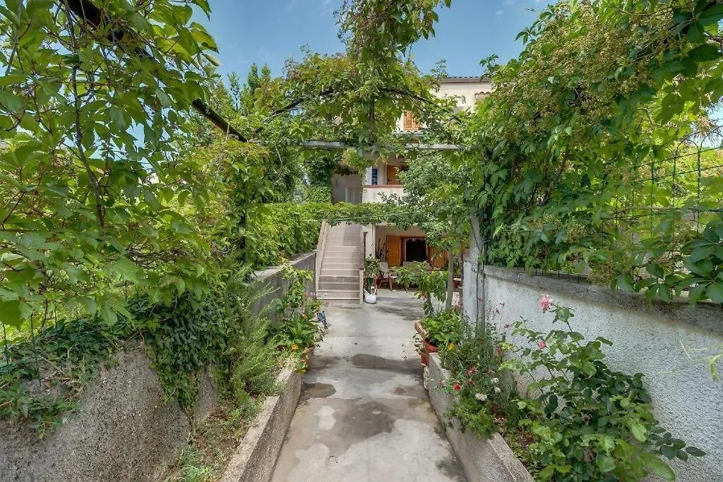 Apartment 4827-2 For 4 Pers In Nerezine 0*,